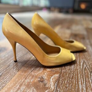 Stuart Weitzman Butter Yellow Peep-Toe Women’s Pumps Heels Shoes. Size 11 M